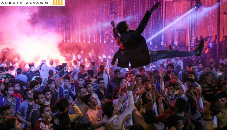 شباب يرقصون على موسيقى المهرجانات في عرس في مدينة السلام، إحدى ضواحي القاهرة
