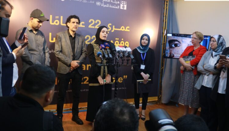 صورة لـ"زينب القولق" أثناء إلقاء كلمتها في المعرض الذي أقيم بالمكتب الإقليمي للأورومتوسطي بغزة - 24 مايو 2022
