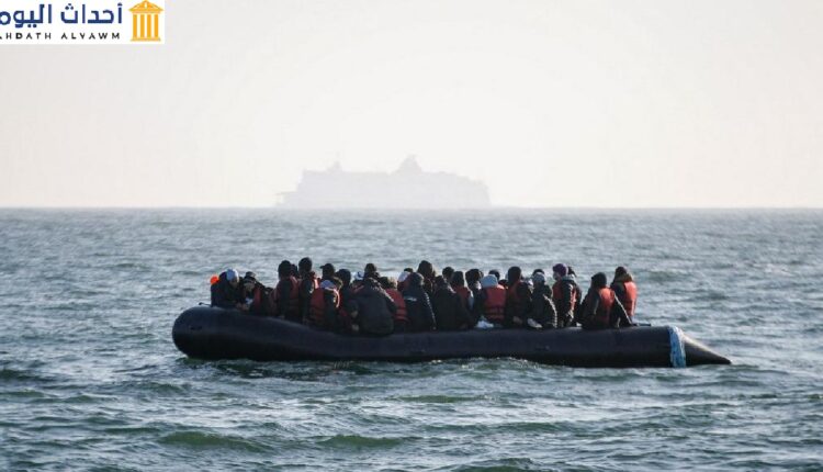 صورة أرشيفية لمجموعة من المهاجرين بنتظرون الإنقاذ بعد تعطل محرك قاربهم