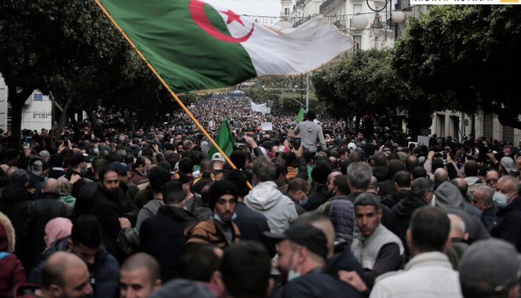 جزائريون يتظاهرون في الجزائر العاصمة لإحياء الذكرى السنوية الثانية للحراك