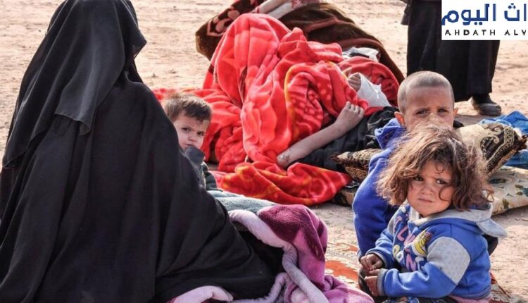 عائلة نازحة في مخيم الهول بسوريا