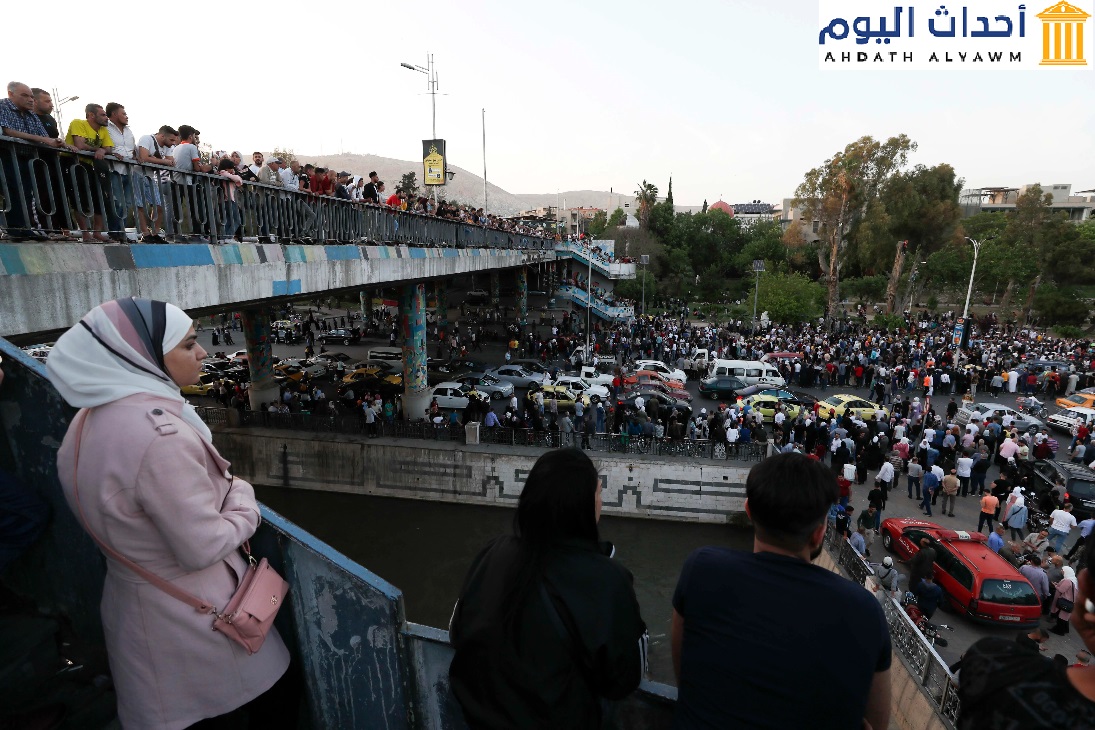 عشرات السوريين ينتظرون عند جسر الرئيس في دمشق أقارب يأملون بأن يكونوا من بين الذين أطلِق سراحهم من السجن في 3 مايو/أيار 2022
