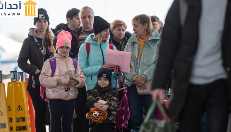 عند المعبر الحدودي بين أوكرانيا ومولدوفا في بالانكا ، يقف اللاجئون في الطابور