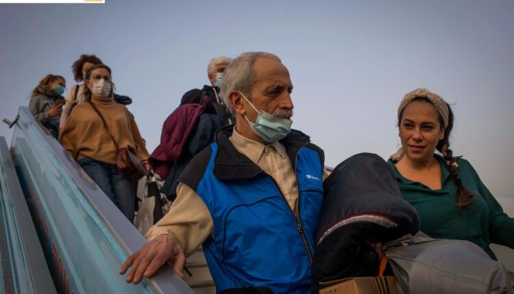 لاجئون أوكرانيون يهود ينزلون في مطار بن غوريون في تل أبيب، إسرائيل