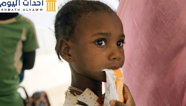 طفلة تتناول مادة مغذية مدعمة للوقاية من سوء التغذية، في مركز صحي في موريتانيا