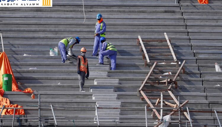 عمال أجانب في قطر يعملون في مشروع إنشاء أحد الملاعب التي ستستضيف كأس العام لكرة القدم 2022