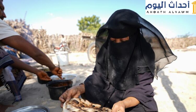 امرأة تخبز الخبز في مأواها في منطقة خنفر باليمن
