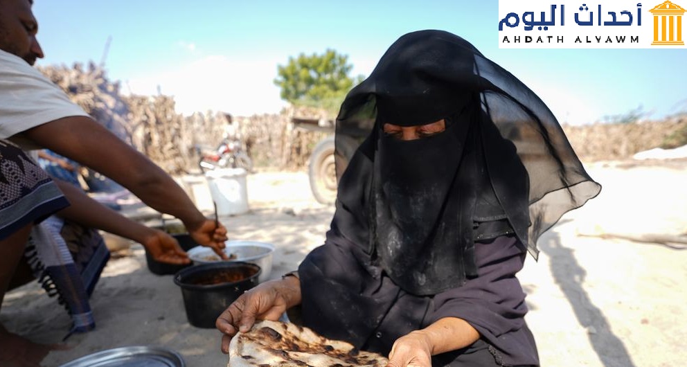 امرأة تخبز الخبز في مأواها في منطقة خنفر باليمن