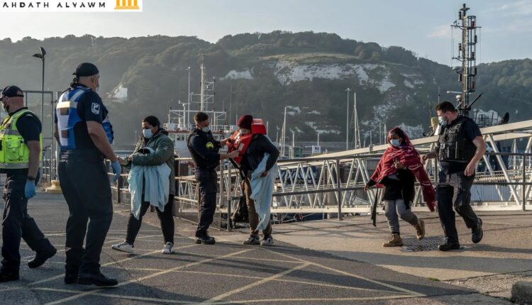 مجموعة من اللاجئين انتشلتهم قوات من حرس الحدود البريطانية من بحر المانش في دوفر بإنجلترا