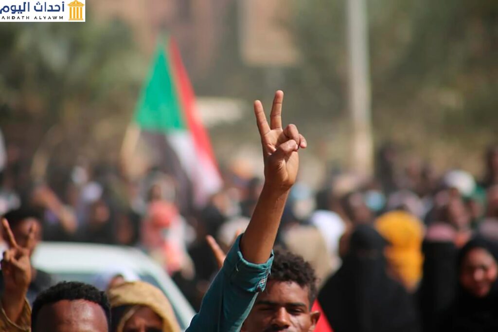 متظاهرون مؤيدون للديمقراطية يرفعون إشارة النصر بعدما نزلوا إلى الطرقات لإدانة استيلاء ضباط الجيش على السلطة، في الخرطوم