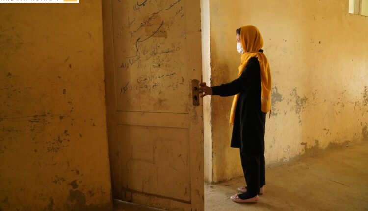 ناجية من تفجير بتاريخ 8 مايو/أيار 2021 لمدرسة سيد الشهداء بكابل، أفغانستان، تنظر إلى فصل دراسي بعد أيام من الهجوم