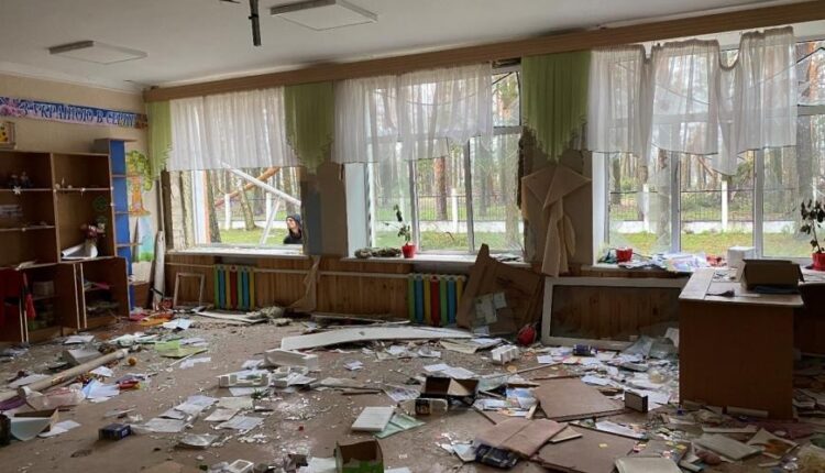 أضرار نتيجة هجوم روسي على "المدرسة 21" في 3 مارس/آذار 2022 في مدينة تشيرنيهيف