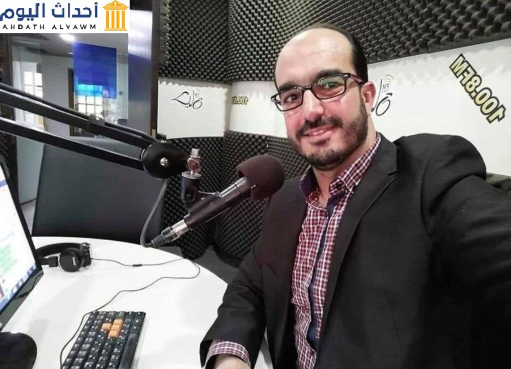 الصحفي الفلسطيني "سامر خويرة" المذيع في إذاعة حياة