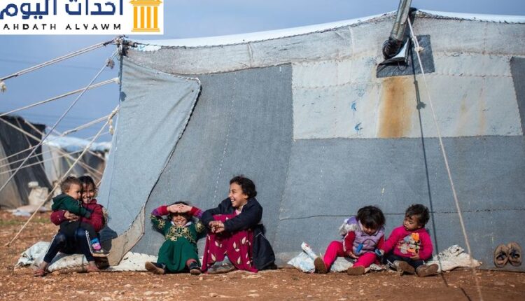 أطفال يجلسون خارج خيمة الأسرة في مخيم الزهرية في شرق ريف حمص، سوريا