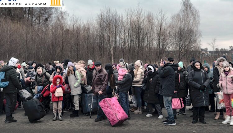 مجموعة من اللاجئين الأوكرانيين في انتظار عبور الحدود البولندية. هروشيف، أوكرانيا