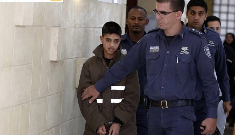 المعتقل لدى السلطات الإسرائيلية "أحمد مناصرة" وقت كان طفلا وهو في طريقه للمحاكمة