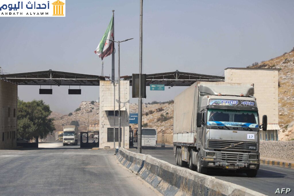 إحدى شاحنات المعونات الإنسانية التابعة للأمم المتحدة تدخل شمال غرب سوريا عبر معبر باب الهوى الحدودي مع تركيا