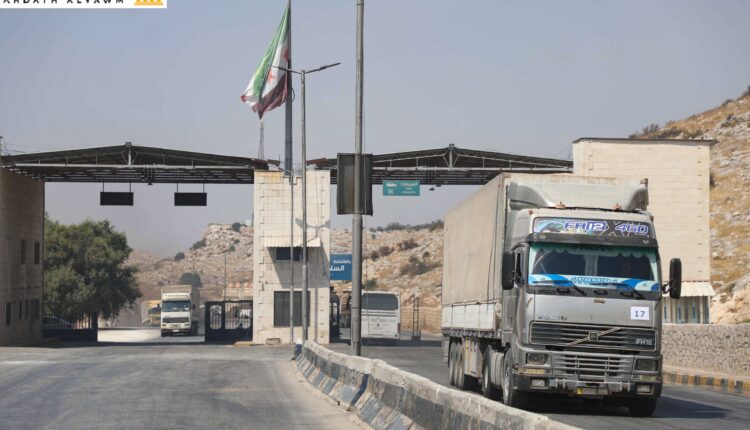 إحدى شاحنات المعونات الإنسانية التابعة للأمم المتحدة تدخل شمال غرب سوريا عبر معبر باب الهوى الحدودي مع تركيا
