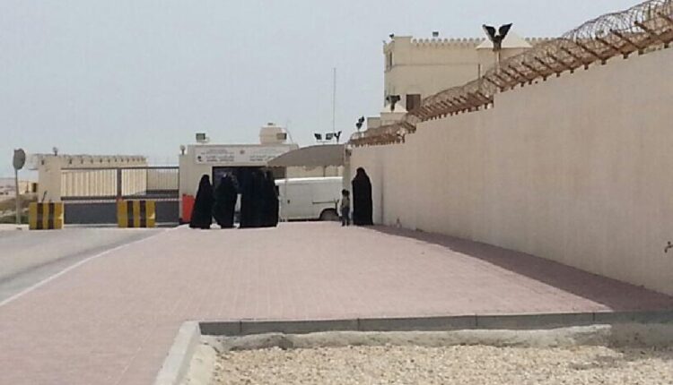 صورة لتجمع عدد من أهالي المعتقلين أمام سجن جو