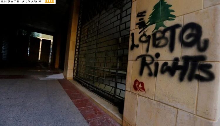 عبارة "حقوق مجتمع الميم" بالإنغليزية مكتوبة على الحائط في موقع احتجاجات في وسط بيروت