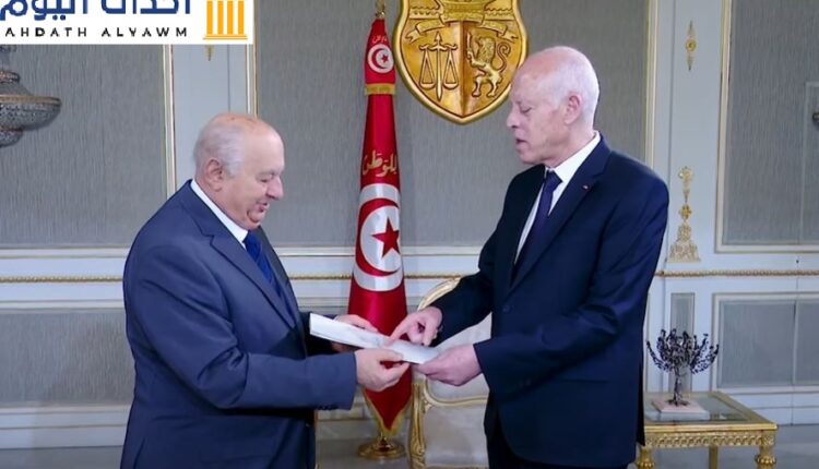 رئيس لجنة صياغة الدستور "الصادق بلعيد" يسلّم مشروع الدستور الجديد إلى الرئيس التونسي "قيس سعيد"