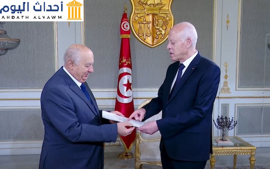 رئيس لجنة صياغة الدستور "الصادق بلعيد" يسلّم مشروع الدستور الجديد إلى الرئيس التونسي "قيس سعيد"