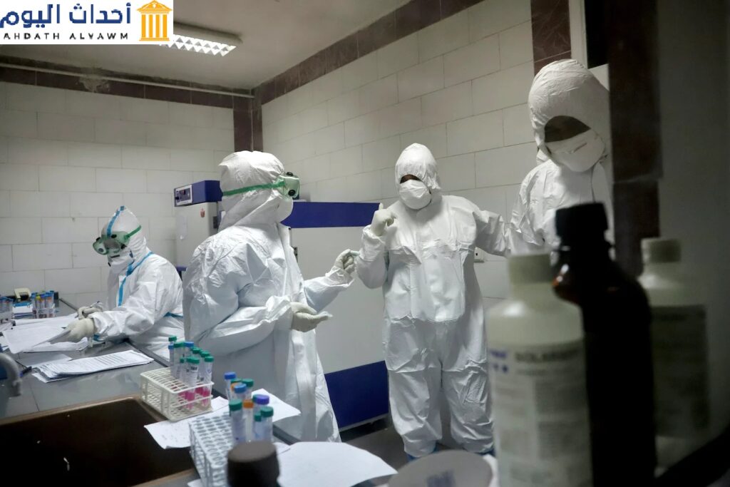 مسعفون في مختبر يفحصون عيّنات أخذت من مرضى يشتبه بإصابتهم بفيروس "كورونا" الجديد في مدينة الأهواز في جنوب غرب إيران