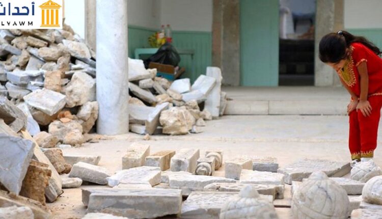 فتاة تنظر إلى أنقاض مدرسة عثمان باشا الصوفية المدمرة وسط طرابلس