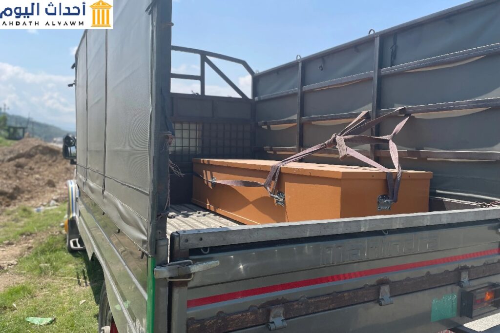 رفات عامل نيبالي مهاجر فقد حياته في قطر يتم إيصالها من المطار إلى عائلته في ريف النيبال