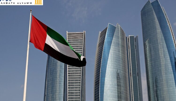 علم دولة الإمارات في أحد شوارع دبي