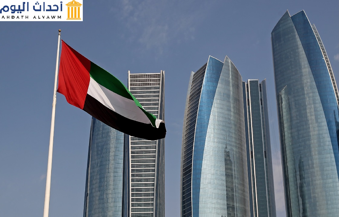 علم دولة الإمارات في أحد شوارع دبي