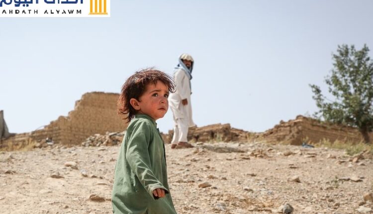 ابن كروشنال يمشي على تلة نحو منزله السابق