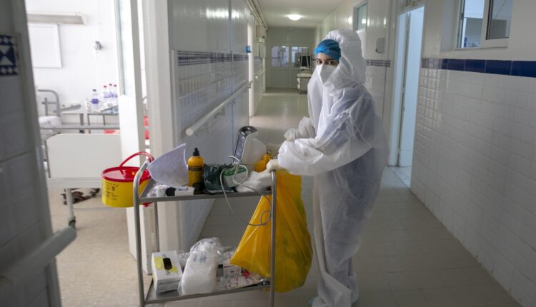 أخصائية رعاية صحية تعمل في وحدة العناية المركزة بمستشفى المنجي سليم في تونس