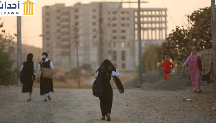 فتيات كرديات يتوجهن إلى المنزل بعد المدرسة في مدينة دهوك شمالي إقليم كردستان العراق