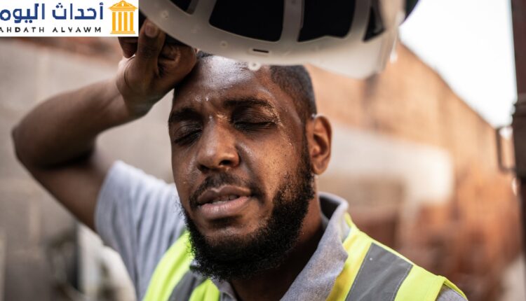 عامل يتعرق بسبب الحرارة الشديدة