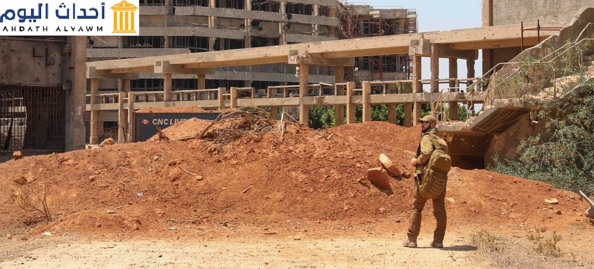 ضابط حماية في بعثة الأمم المتحدة للدعم في ليبيا في جامعة بنغازي المدمرة في بنغازي، ليبيا، التي كانت تخضع لسيطرة داعش سابقاً
