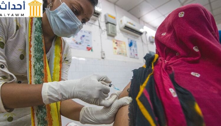 امرأة تتلقى التطعيم في مستشفى في أوديشا، الهند