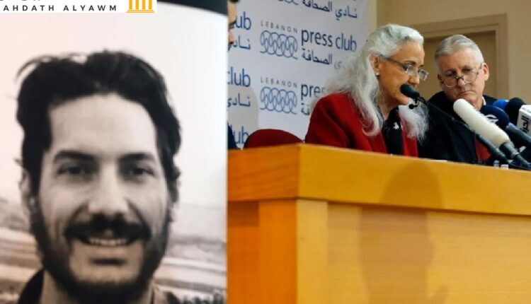 مايك وديبرا تايس، والدا أوستن تايس المختفي في سوريا منذ عشر سنوات، يتحدثان خلال مؤتمر صحفي في نادي الصحافة في بيروت، لبنان