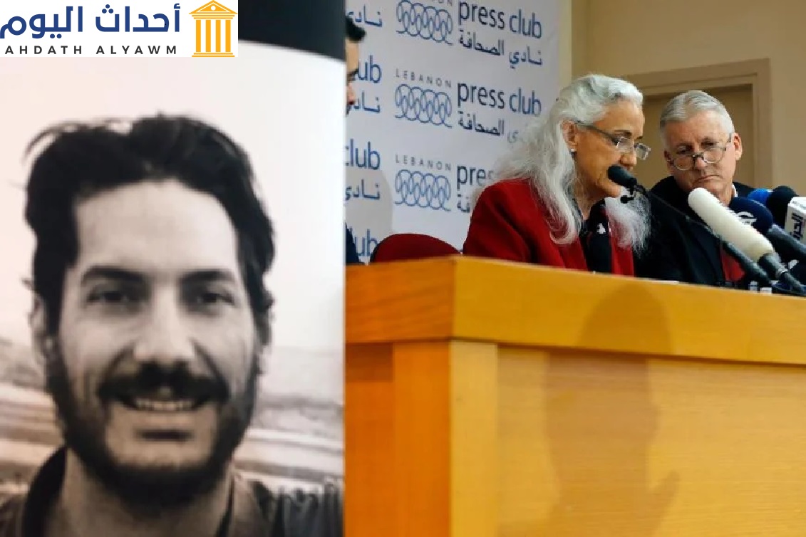 مايك وديبرا تايس، والدا أوستن تايس المختفي في سوريا منذ عشر سنوات، يتحدثان خلال مؤتمر صحفي في نادي الصحافة في بيروت، لبنان