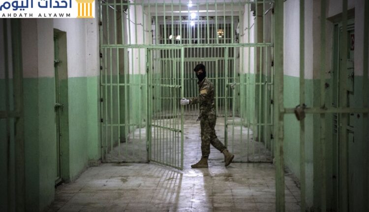 عنصر من قوات سوريا الديمقراطية يقف حارسًا على بوابة سجن في مدينة الحسكة السورية