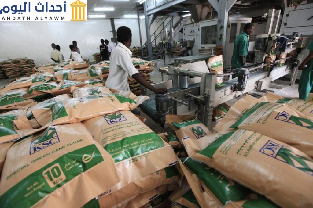 مجموعة عاملين يقومون بتعبئة السكر في المصنع الرئيسي لشركة سكر كنانة في السودان