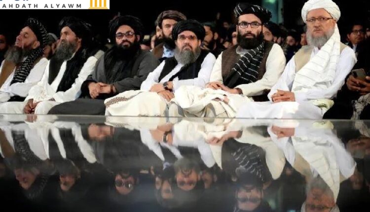 قادة طالبان في حفل أقيم في كابول في أبريل 2022 لإحياء ذكرى وفاة الملا محمد عمر ، مؤسس حركة طالبان