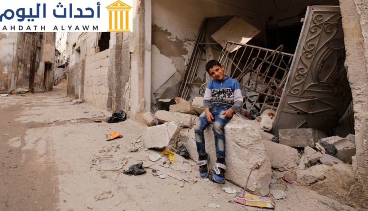 طفل يجلس وسط مبنى مدمر في دوما، الغوطة الشرقية