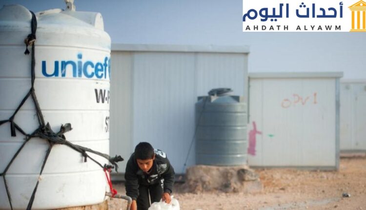 طفل يقوم بملء المياه في مخيم الزعتري للاجئين