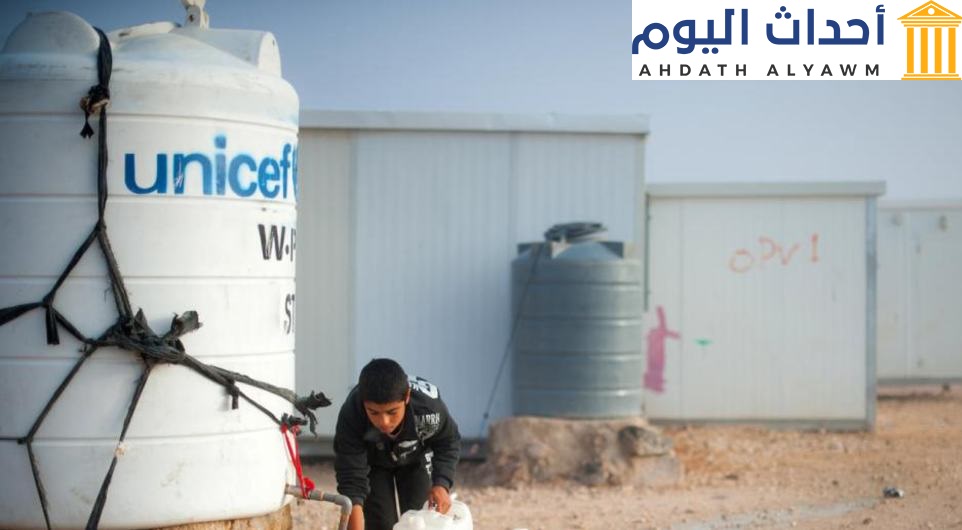 طفل يقوم بملء المياه في مخيم الزعتري للاجئين