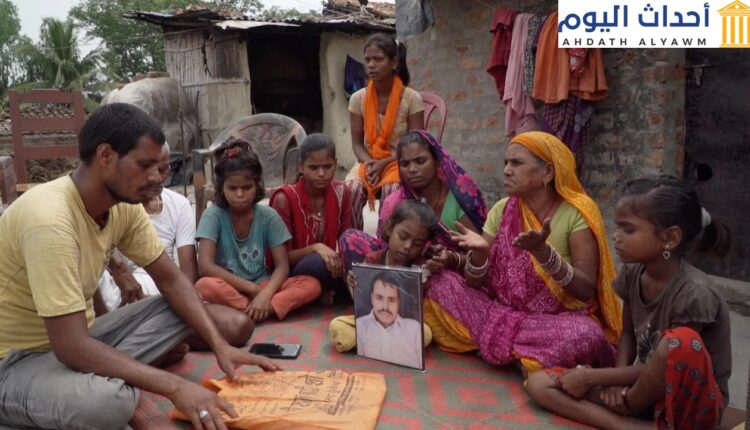 مانجو ديفي، زوجة كريبال ماندال، وهو عامل وافد إلى قطر مات في الدوحة عام 2022، مع عائلتها في نيبال