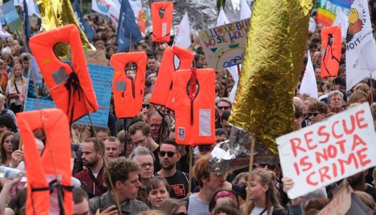 مظاهرة ضد تجريم جهود إنقاذ المهاجرين وطالبي اللجوء، برلين، ألمانيا