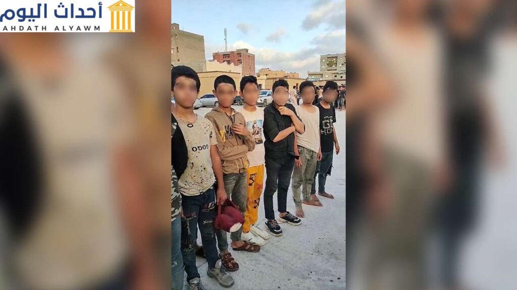 صورة لأطفال ضمن مجموعة مهاجرين مصريين تم ضبطهم بداخل أحد المخازن في ليبيا