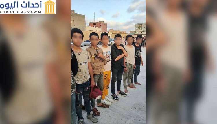صورة لأطفال ضمن مجموعة مهاجرين مصريين تم ضبطهم بداخل أحد المخازن في ليبيا