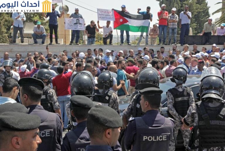 معلمون أردنيون يحملون علمهم الوطني خلال مظاهرة في العاصمة عمّان